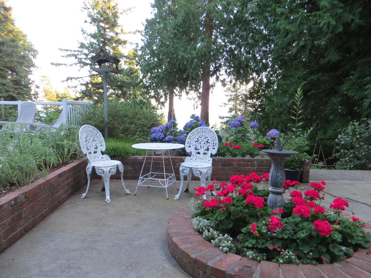 Caprice Bed & Breakfast Roberts Creek ภายนอก รูปภาพ
